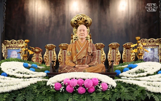 Môn hạ đệ tử hữu nhiễu bảo tháp Trưởng lão Hòa thượng Thích Tắc An trong khuôn viên chùa Thiền Tôn 2