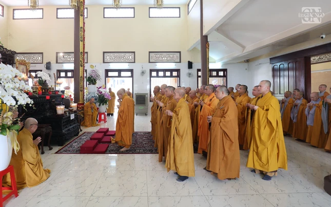 Chư tôn đức Tăng Ni thắp hương tưởng niệm
