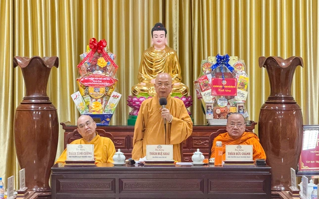 Thượng tọa Thích Huệ Khai chủ tọa phiên họp