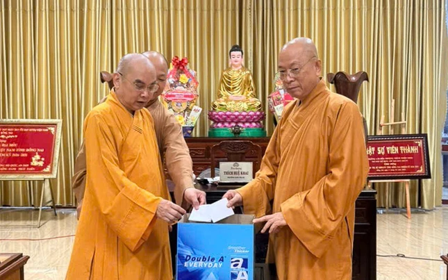 Chư tôn đức bỏ phiếu biểu quyết bổ sung nhân sự Ban Trị sự GHPGVN TP.Đồng Nai
