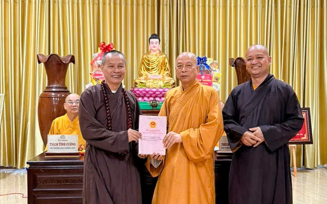 Thượng tọa Thích Huệ Khai trao Giấy chứng nhận quyền sử dụng đất tịnh xá Quan Âm đến Thượng tọa Thích Minh Trí