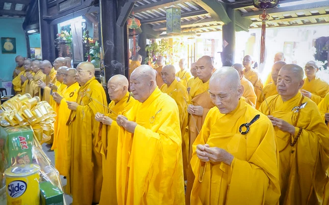 Chư tôn đức dâng hương tưởng niệm