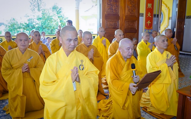 Thượng tọa Thích Chơn Trí dâng lời tác bạch