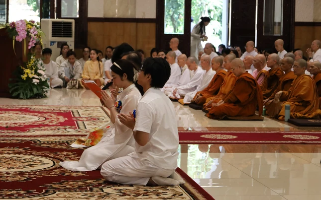 Đại diện Phật tử dâng lời tác bạch Đại diện Phật tử dâng lời tác bạch