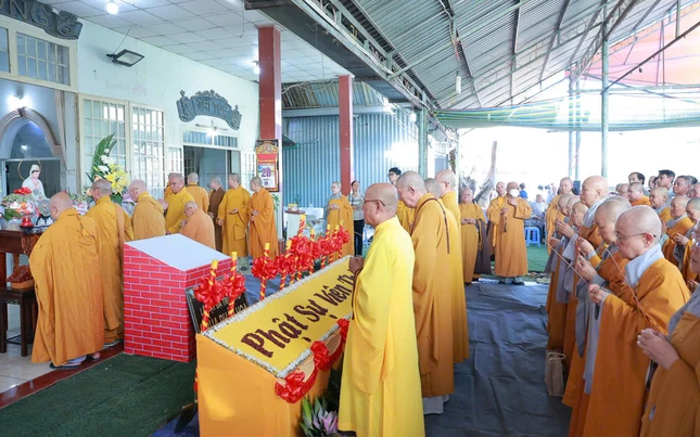 Chư tôn đức niêm hương cầu nguyện Chư tôn đức niêm hương cầu nguyện