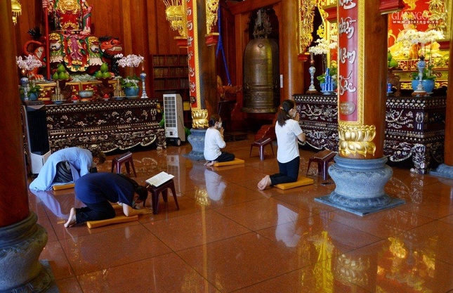 Thân nhân các hương linh đến dự trực tiếp các khóa lễ phải đăng ký trước theo hướng dẫn của tu viện và đảm bảo đầy đủ các điều kiện như: tuân thủ quy định 5K, tiêm đủ 2 mũi vắc-xin,…