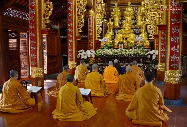 Các pháp sự trong lễ cầu siêu do chư Tăng nội tự tu viện Vĩnh Nghiêm thực hiện, hạn chế số lượng người tham dự