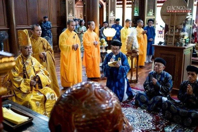 Đại diện Nguyễn Phước tộc cung tuyên tiểu sử vua Thiệu Trị - Ảnh: Hiếu Trương