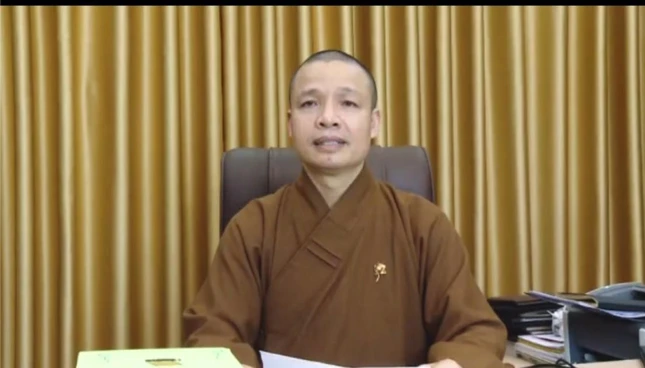 Thượng tọa Thích Minh Quang, Phó Chánh Văn phòng Trung ương GHPGVN thay mặt Thứ trưởng Bộ Nội vụ, Trưởng ban Tôn giáo Chính phủ Vũ Chiến Thắng đọc lời phát biểu