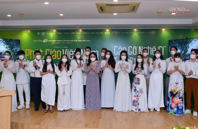 Các nghệ sĩ cùng hòa giọng bản đạo ca "Phật giáo Việt Nam" trên sân khấu buổi giao lưu