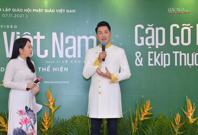 Ca sĩ Nguyễn Phi Hùng cho biết qua việc tham gia MV này, anh có cơ hội hiểu nhiều hơn về đạo Phật