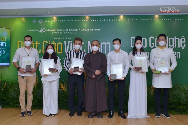 53 nghệ sĩ tham gia MV lần này đã mang đến một sắc thái mới lạ cho bài hát