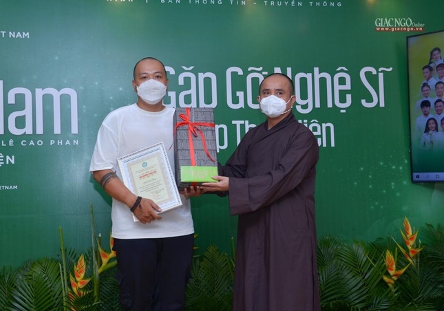 Trao bằng tán dương công đức đến nhạc sĩ Liêu Hưng