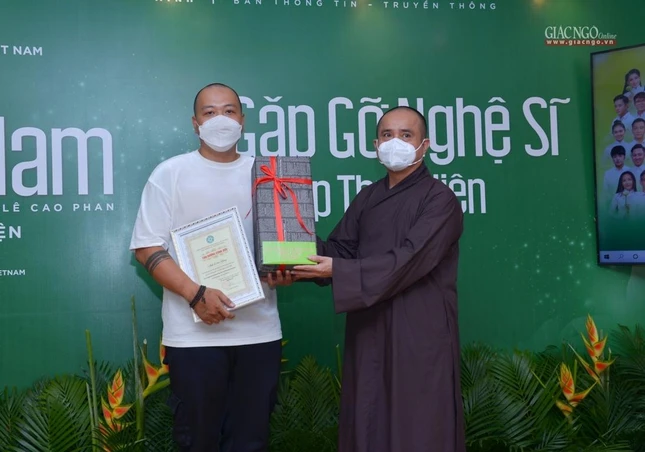 Trao bằng tán dương công đức đến nhạc sĩ Liêu Hưng