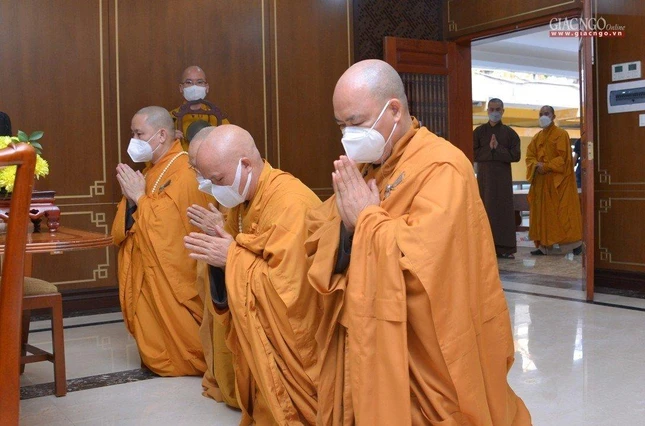 Chư tôn đức đại diện tông phong Vĩnh Nghiêm tác bạch... Chư tôn đức đại diện tông phong Vĩnh Nghiêm tác bạch...