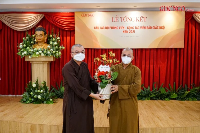 Đại đức Thích Nguyên Thanh, Phó Chủ nhiệm Câu Lạc bộ nhận hoa chúc mừng từ Ban Thông tin - Truyền thông Phật giáo quận 4 Đại đức Thích Nguyên Thanh, Phó Chủ nhiệm Câu Lạc bộ nhận hoa chúc mừng từ Ban Thông tin - Truyền thông Phật giáo quận 4