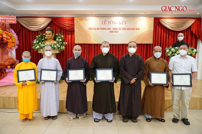 Trao tặng Giấy khen đến các cộng tác viên tham gia tích cực trong các hoạt động của câu lạc bộ Trao tặng Giấy khen đến các cộng tác viên tham gia tích cực trong các hoạt động của câu lạc bộ