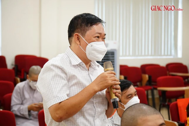 Tô Hoàng Phương, thành viên câu lạc bộ chia sẻ tại buôi họp mặt Tô Hoàng Phương, thành viên câu lạc bộ chia sẻ tại buôi họp mặt