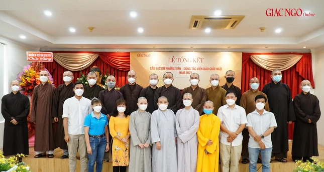 Chư tôn đức cùng các anh chị cộng tác viên chụp ảnh lưu niệm Chư tôn đức cùng các anh chị cộng tác viên chụp ảnh lưu niệm