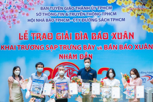Đại diện các báo nhận giải bìa báo Xuân Nhâm Dần 2022