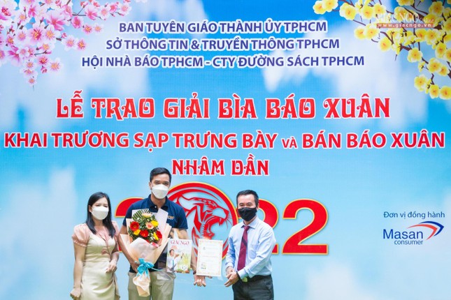 Bìa giai phẩm xuân Giác Ngộ với chủ đề "Hồi sinh" nằm trong số các tác phẩm đạt giải