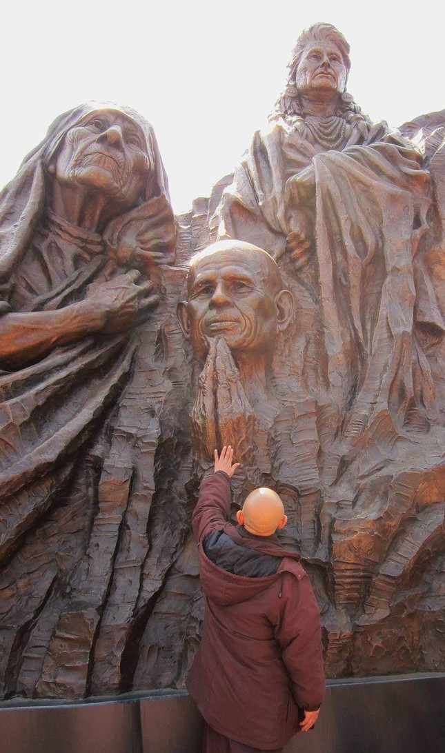 Ngày 25-10-2013, Thiền sư Thích Nhất Hạnh đã đến thăm khu tượng đài này Ngày 25-10-2013, Thiền sư Thích Nhất Hạnh đã đến thăm khu tượng đài này