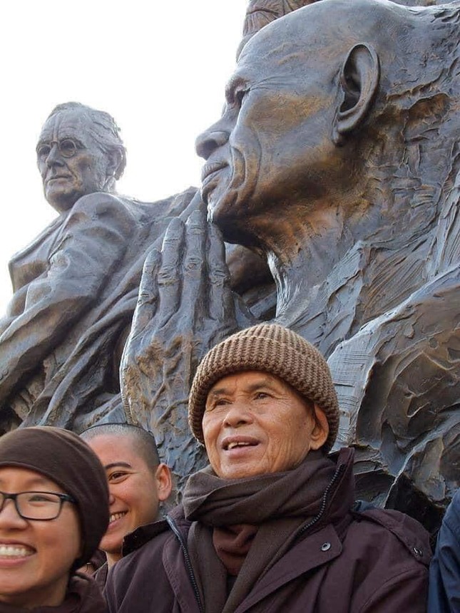 Tại thời điểm tượng đài được khánh thành, Thiền sư Thích Nhất Hạnh là một trong số những nhân vật còn tại thế... Tại thời điểm tượng đài được khánh thành, Thiền sư Thích Nhất Hạnh là một trong số những nhân vật còn tại thế...