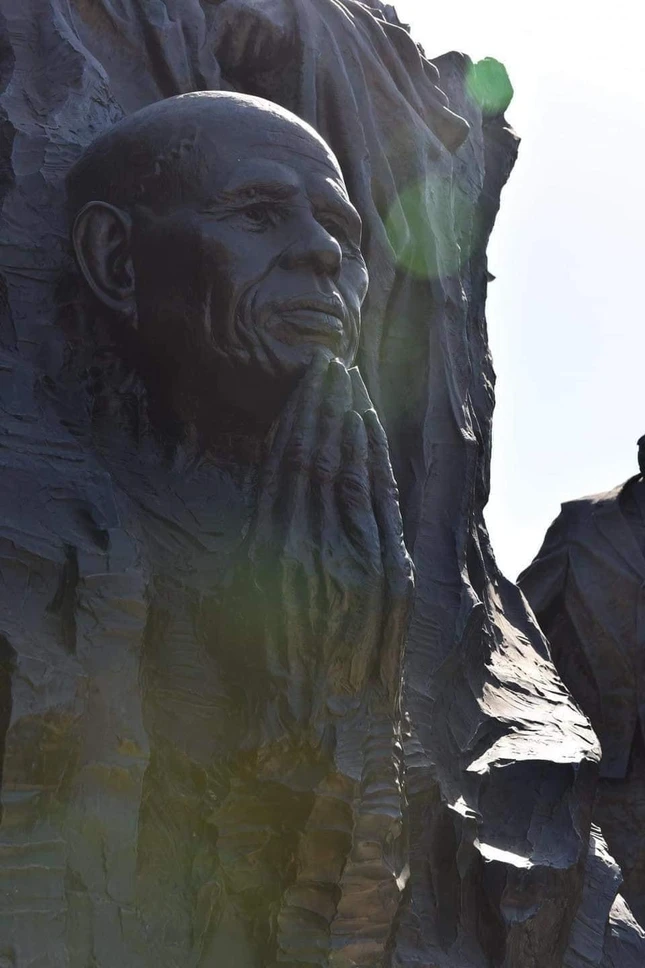 Thiền sư Thích Nhất Hạnh là một trong số 25 nhân vật được chọn để vinh danh trên tượng đài