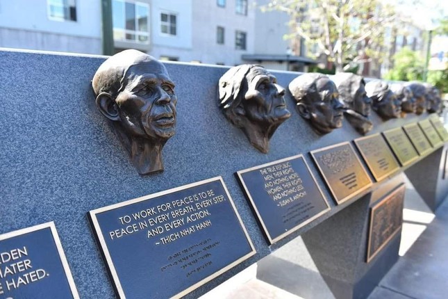 Với những cống hiến của Ngài cho nền hòa bình nhân loại Với những cống hiến của Ngài cho nền hòa bình nhân loại