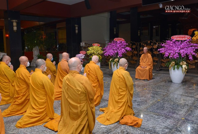 Trước đó, tại chùa Huê Nghiêm, chư tôn đức Ban Trị sự Phật giáo TP.HCM đã đảnh lễ khánh tuế Trưởng lão Hòa thượng Quyền Pháp chủ GHPGVN