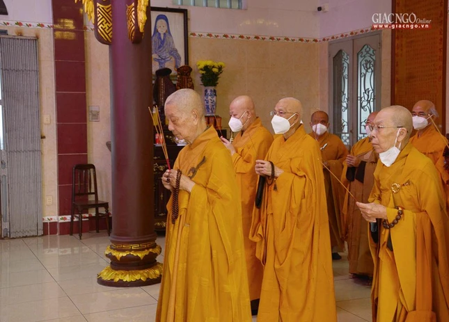 Dâng hương tại Tổ đường tổ đình Huê Nghiêm