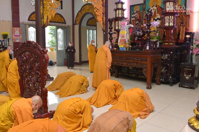 Đảnh lễ trước hương án chư vị Tổ sư