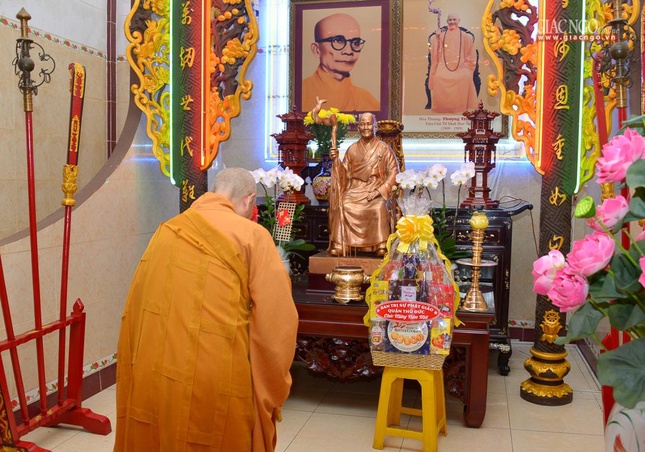 Dâng hương trước hương án cố Hòa thượng Thích Thiện Hòa và Hòa thượng Thích Trí Đức