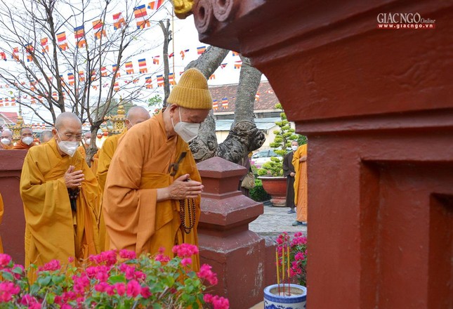 Trưởng lão Hòa thượng Quyền Pháp chủ cùng chư tôn đức dâng hương bảo tháp Tổ sư