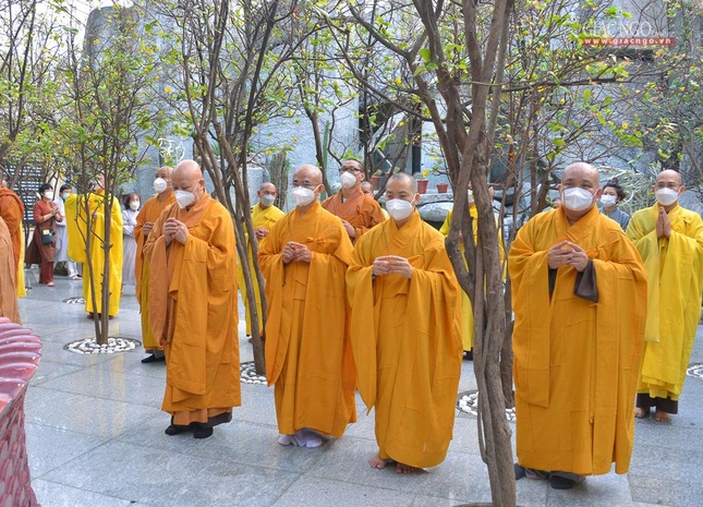 Chư tôn đức Ban Thường trực Ban Trị sự GHPGVN TP.HCM dâng hương tưởng niệm