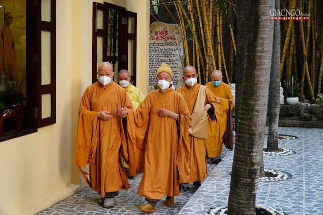 Trưởng lão Hòa thượng Quyền Pháp chủ cùng chư tôn đức quang lâm chùa Vạn Đức...