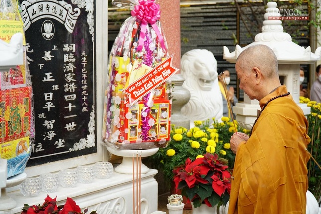 Trưởng lão Hòa thượng Quyền Pháp chủ dâng hương trước bảo tháp Phù Thi