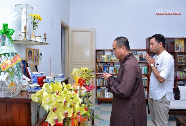 Thượng tọa Thích Tâm Hải, Phó Tổng Biên tập Báo Giác Ngộ thắp hương tưởng niệm trước bàn thờ cố cư sĩ Võ Đình Cường - Ảnh: Bảo Toàn