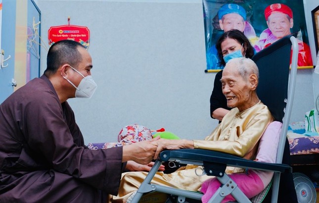 Bước sang tuổi đại thọ 105, cư sĩ Tống Hồ Cầm vẫn nhắc nhớ được ít nhiều kỷ niệm và bày tỏ sự hoan hỷ, cung kính khi chư tôn đức đến thăm - Ảnh: Bảo Toàn