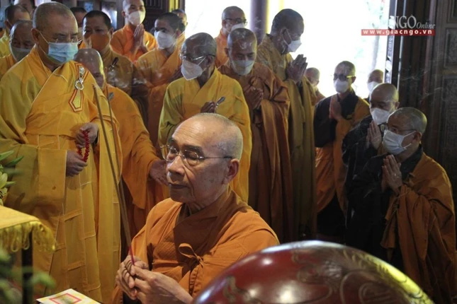 Hòa thượng Thích Quang Nhuận đương vi sám chủ lễ cúng ngọ