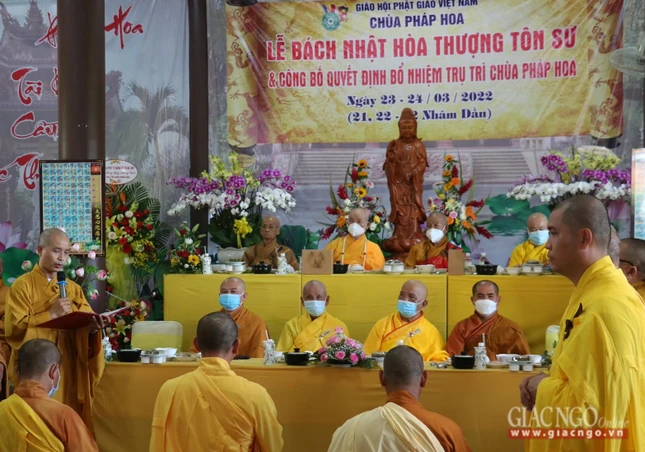 Đại đức Thích Nguyên Đăng, Phó Thư ký kiêm Chánh Văn phòng Ban Trị sự GHPGVN tỉnh Khánh Hòa đọc công bố quyết định bổ nhiệm trụ trì chùa Pháp Hoa đối với Đại đức Thích Quảng Kiến