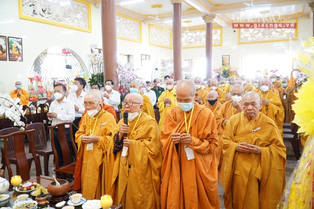 Chư tôn giáo phẩm niêm hương tưởng niệm