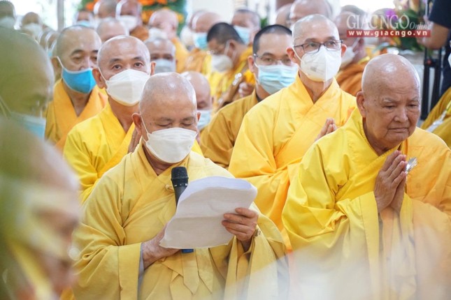 Hòa thượng Thích Hoằng Tri, thay mặt môn đồ pháp quyến cố Đại lão Hòa thượng dâng lời cảm tạ