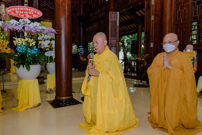 Hòa thượng Thích Nguyên Giác thay mặt môn đồ pháp quyến dâng lời cảm tạ - Ảnh: Đăng Huy