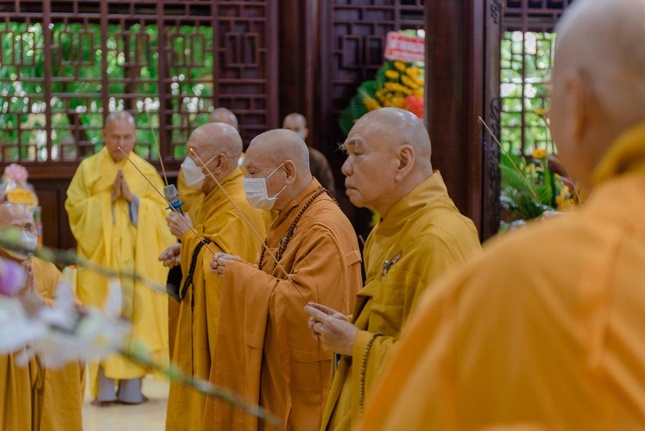 Chư tôn giáo phẩm đối trước giác linh đài niêm hương, truy tán một bậc thạch trụ tòng lâm của Phật giáo Việt Nam - Ảnh: Đăng Huy Chư tôn giáo phẩm đối trước giác linh đài niêm hương, truy tán một bậc thạch trụ tòng lâm của Phật giáo Việt Nam - Ảnh: Đăng Huy