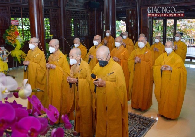 Hòa thượng Thích Nhật Hỷ, Trưởng ban Hoằng pháp GHPGVN TP.HCM thay mặt phái đoàn dâng lời cảm niệm, truy tán cố Trưởng lão Hòa thượng Thích Trí Thủ