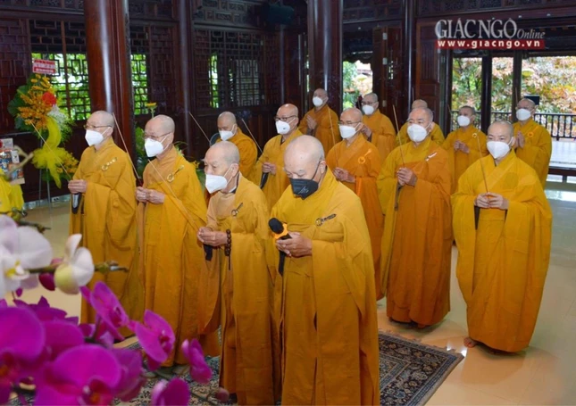 Hòa thượng Thích Nhật Hỷ, Trưởng ban Hoằng pháp GHPGVN TP.HCM thay mặt phái đoàn dâng lời cảm niệm, truy tán cố Trưởng lão Hòa thượng Thích Trí Thủ