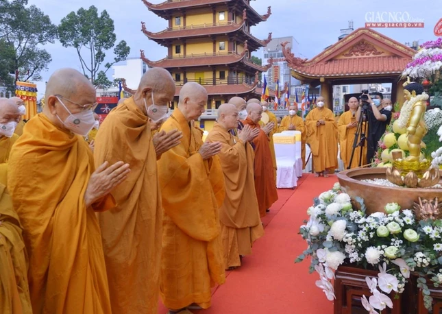 Niêm hương cúng dường khánh đản Đức Thế Tôn