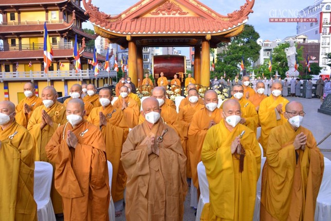 Chư tôn đức đồng dâng lời xưng tán Thế Tôn trong giờ phút thiêng liêng Chư tôn đức đồng dâng lời xưng tán Thế Tôn trong giờ phút thiêng liêng