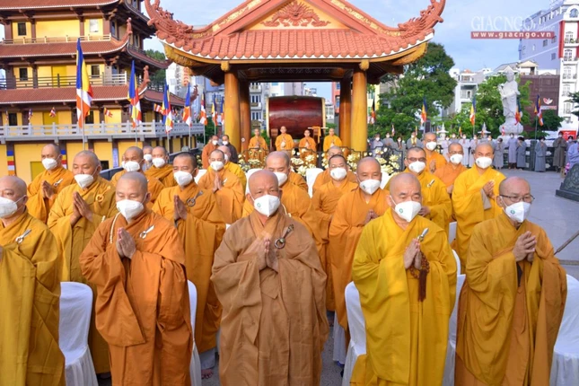 Chư tôn đức đồng dâng lời xưng tán Thế Tôn trong giờ phút thiêng liêng